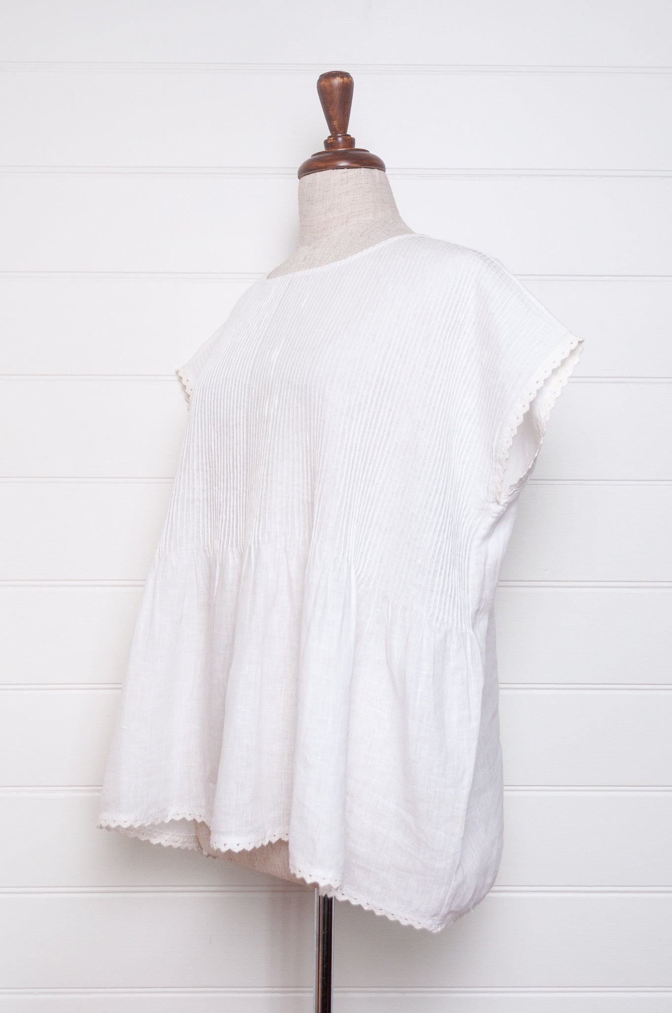 Dve white linen pintuck and pleated one size sleeveless top.