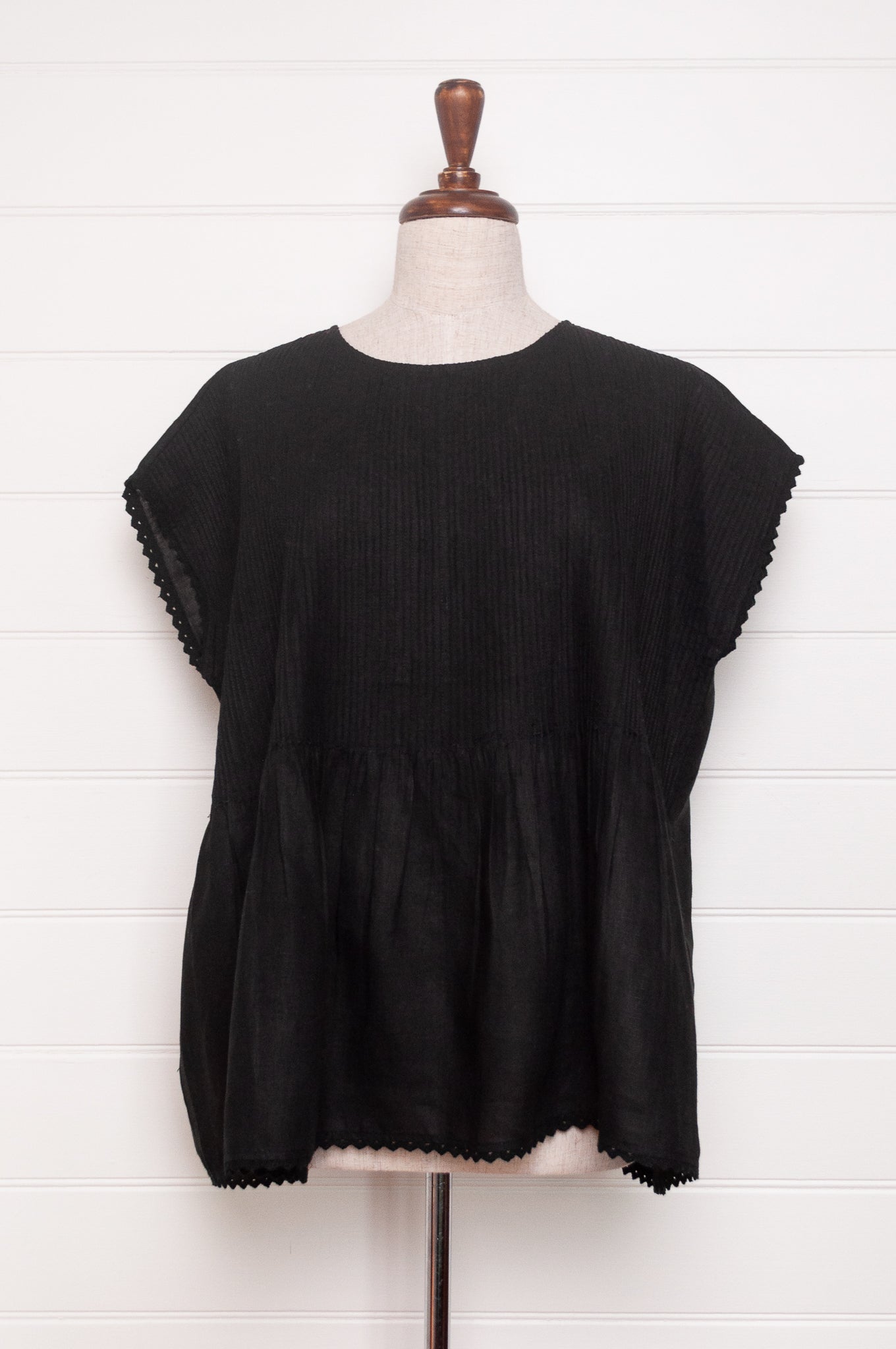 Dve black linen pintuck and pleated one size sleeveless top.