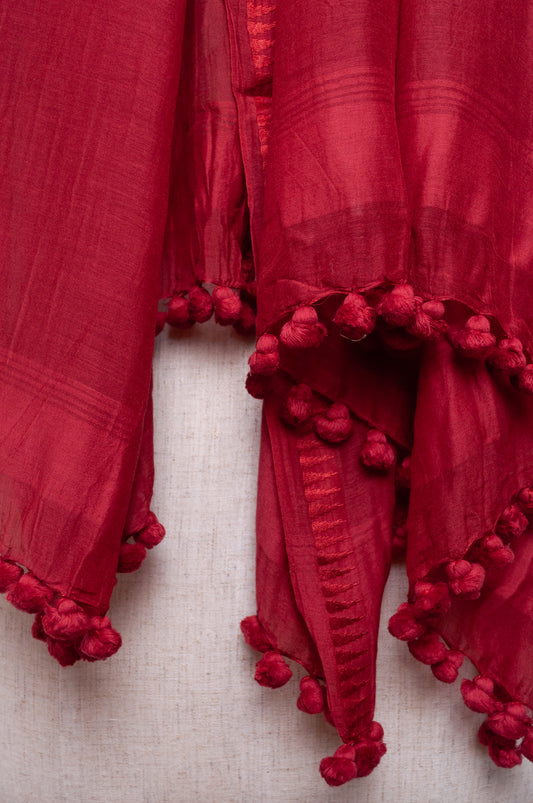 Silk and cotton scarf with pom poms in crimson red.