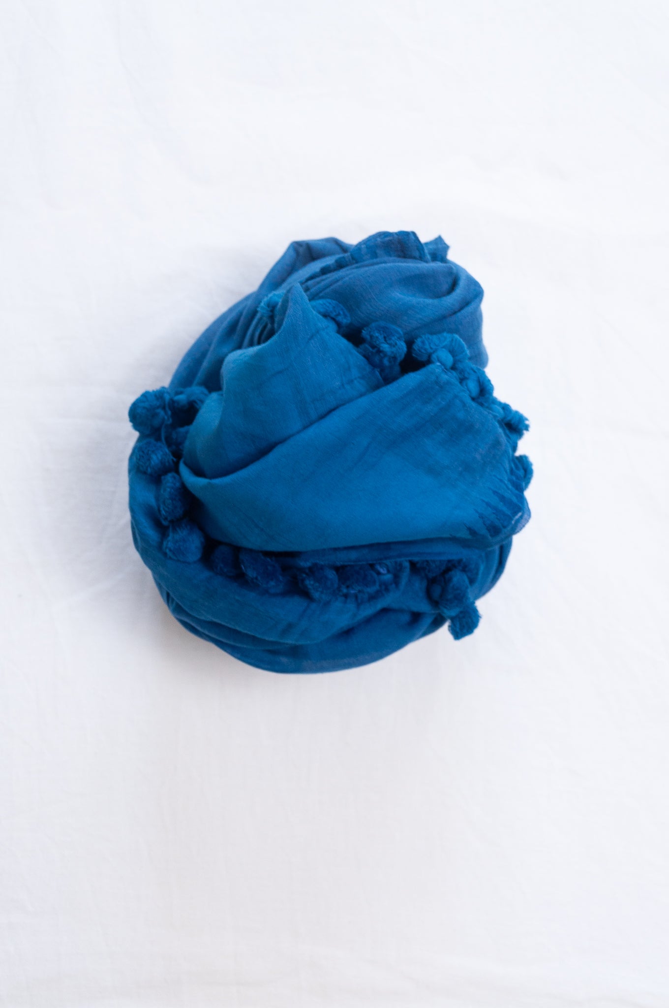Silk and cotton scarf with pom poms in royal blue.