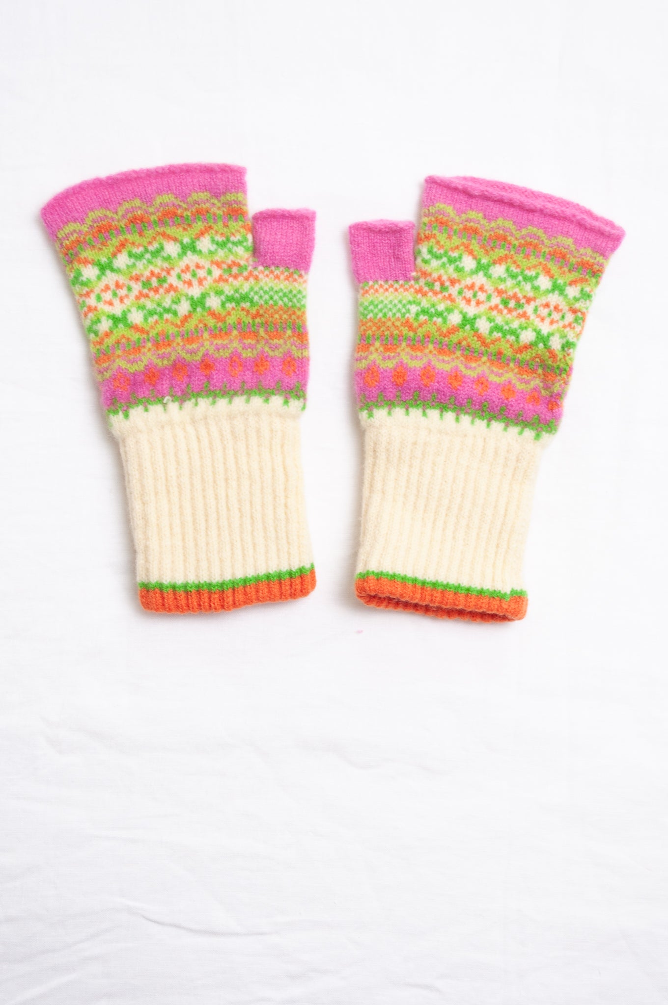 Eribe Alloa open mitt in Lemon lily.