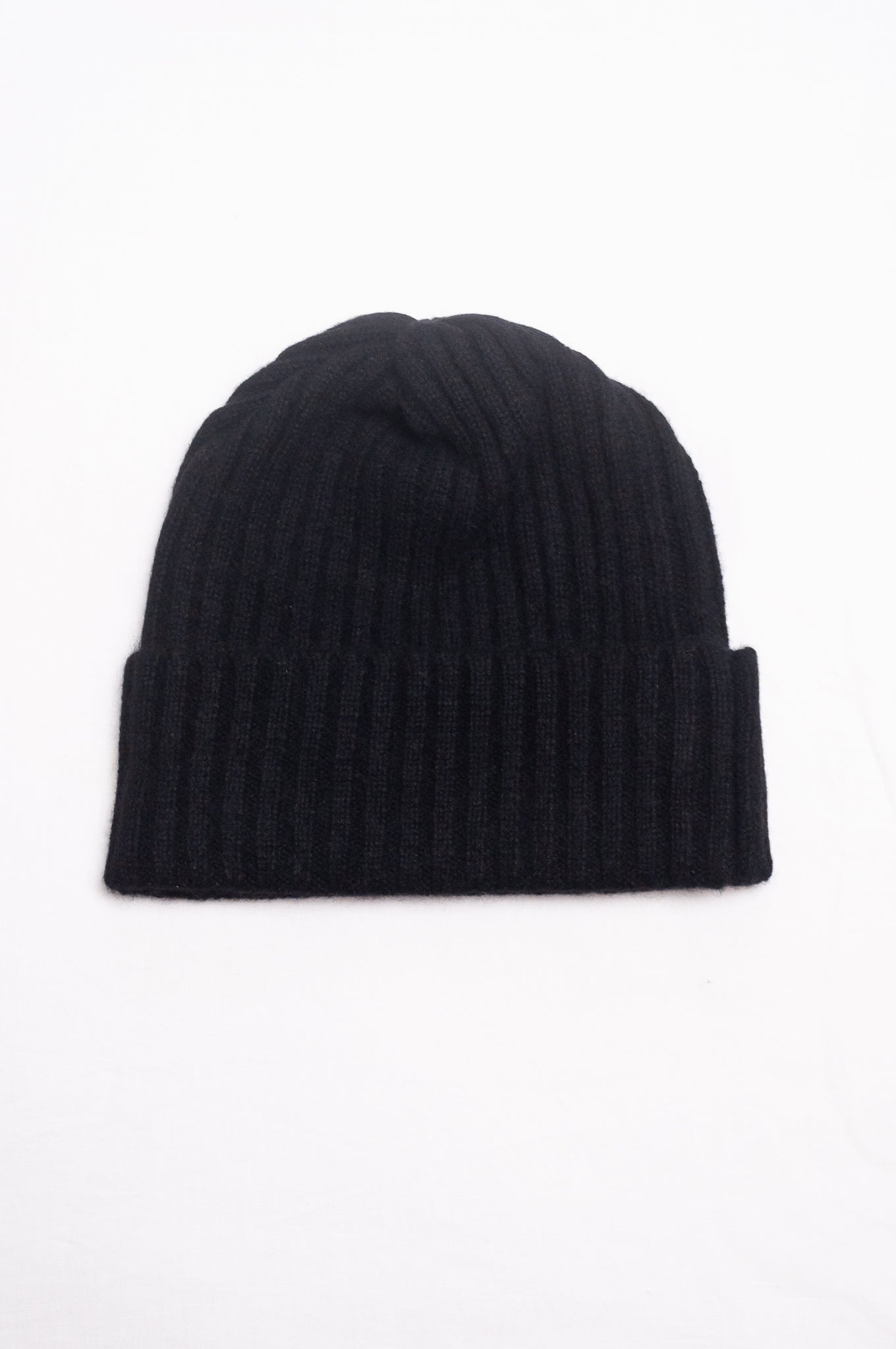 Ribbed cashmere knit beanie in black