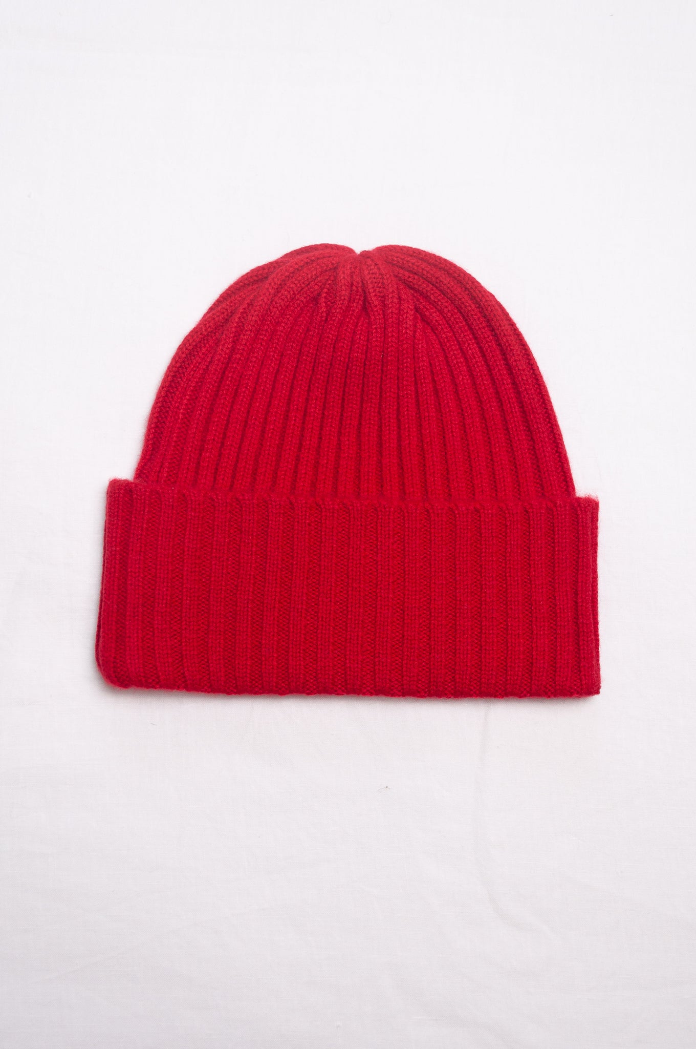 Ribbed cashmere knit beanie in scarlet red.