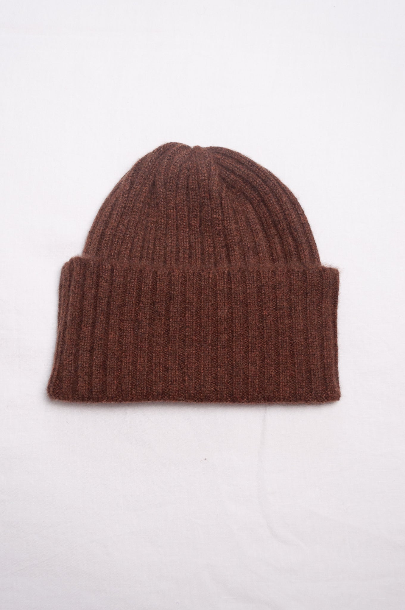 Ribbed cashmere knit beanie in umber brown.