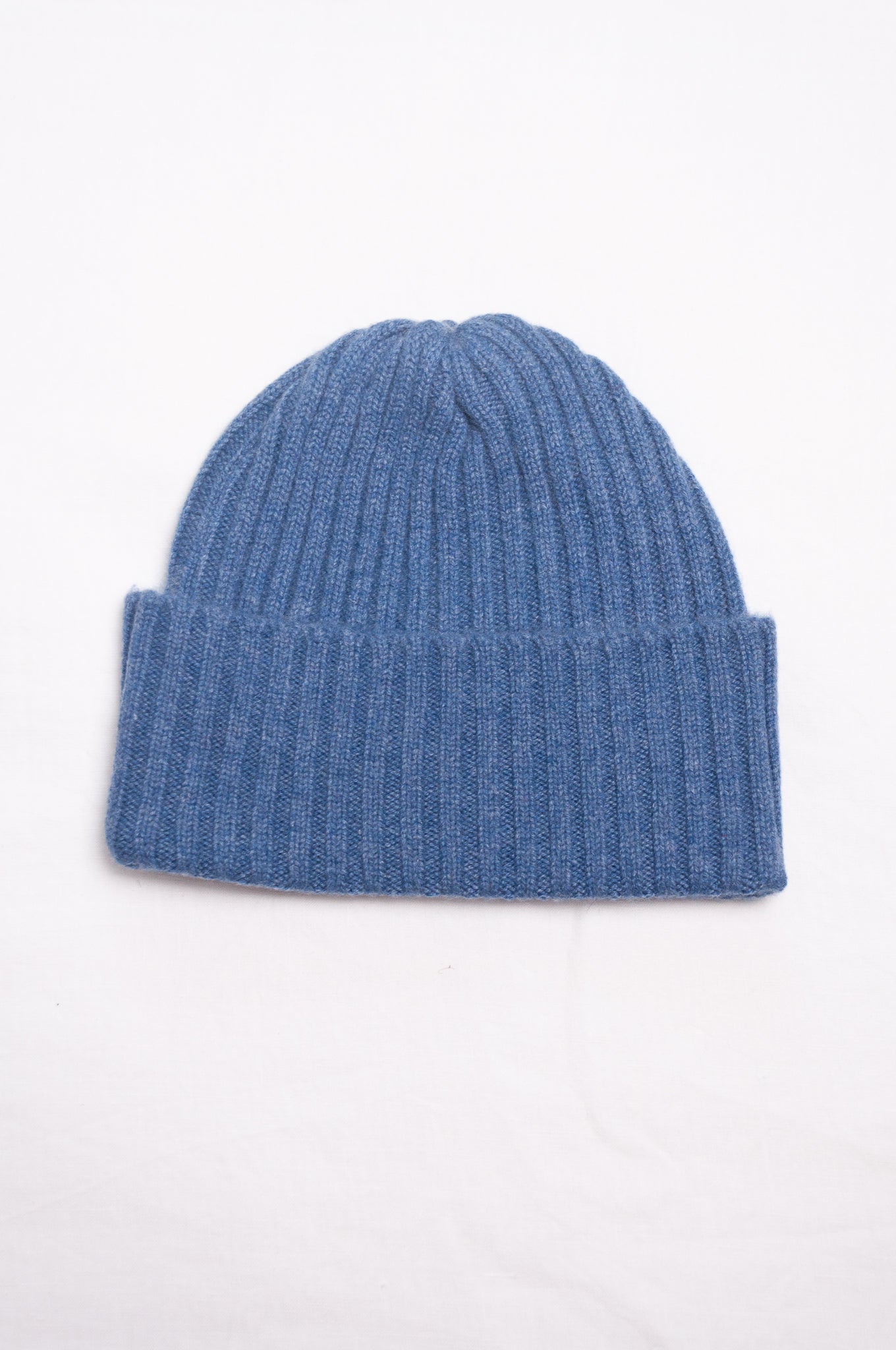Ribbed cashmere knit beanie in denim blue.