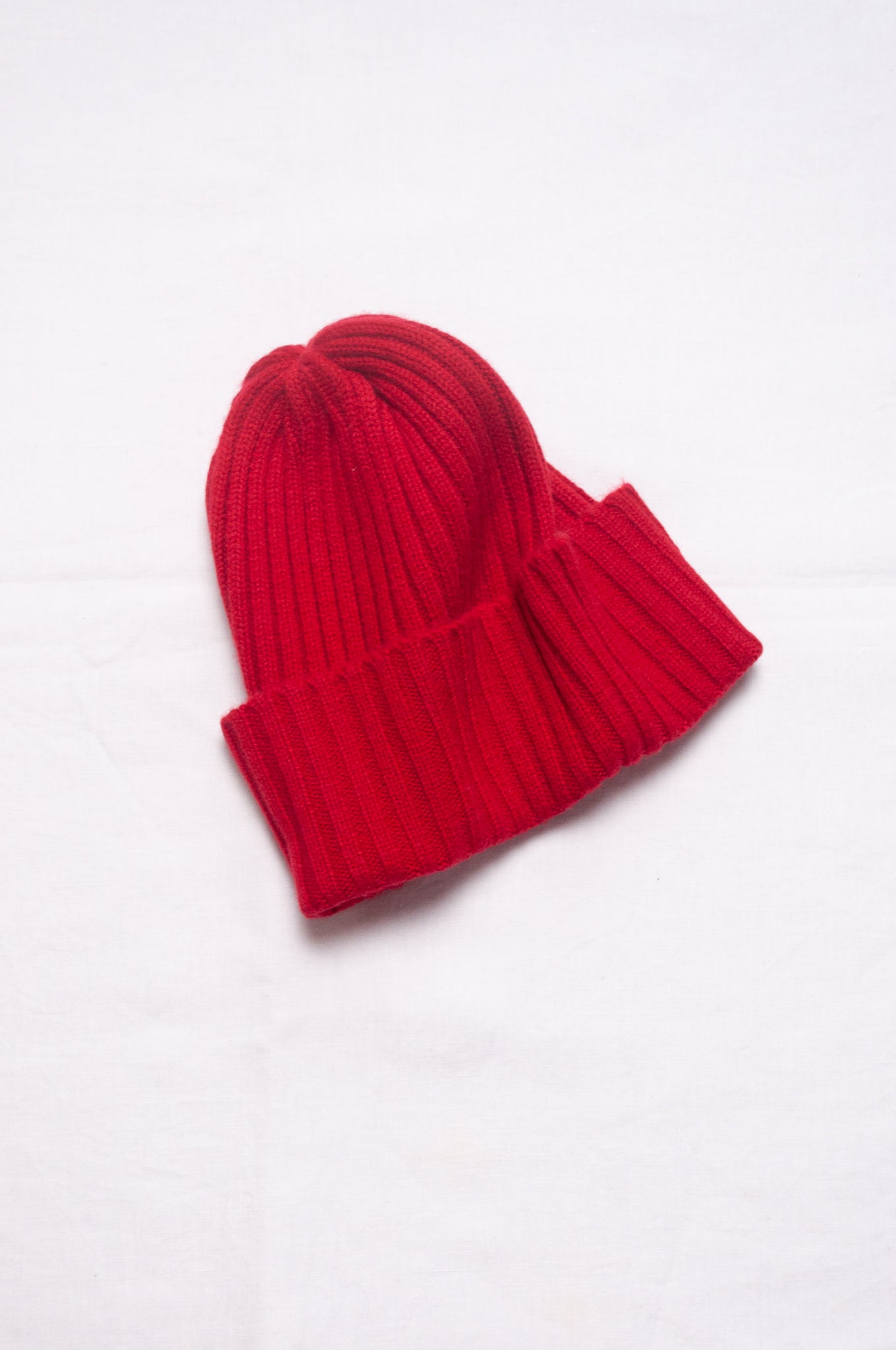 Ribbed cashmere knit beanie in scarlet red.