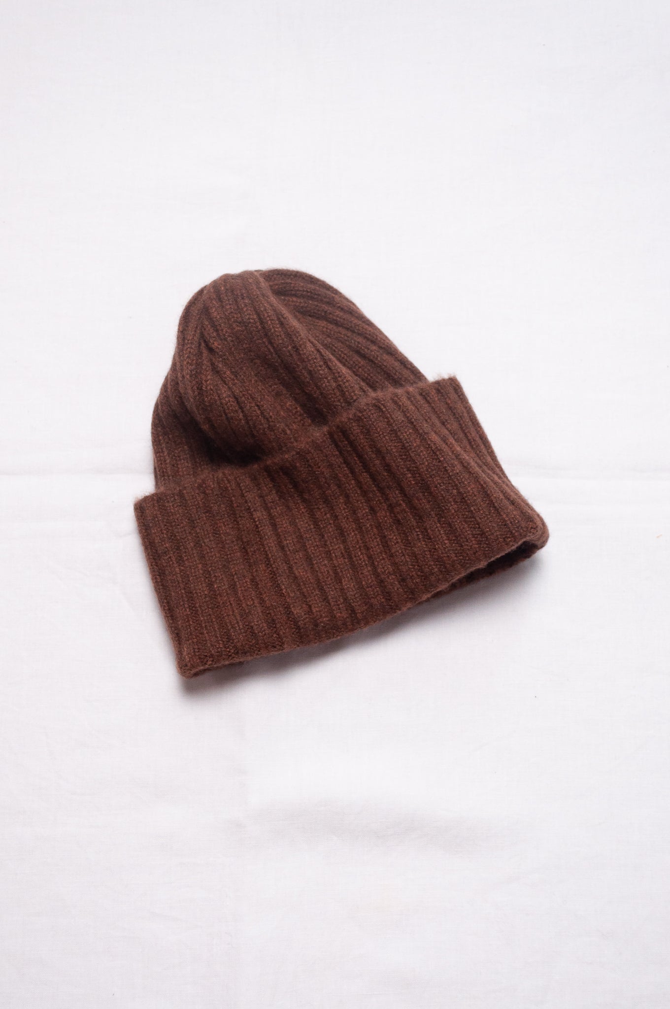 Ribbed cashmere knit beanie in umber brown.