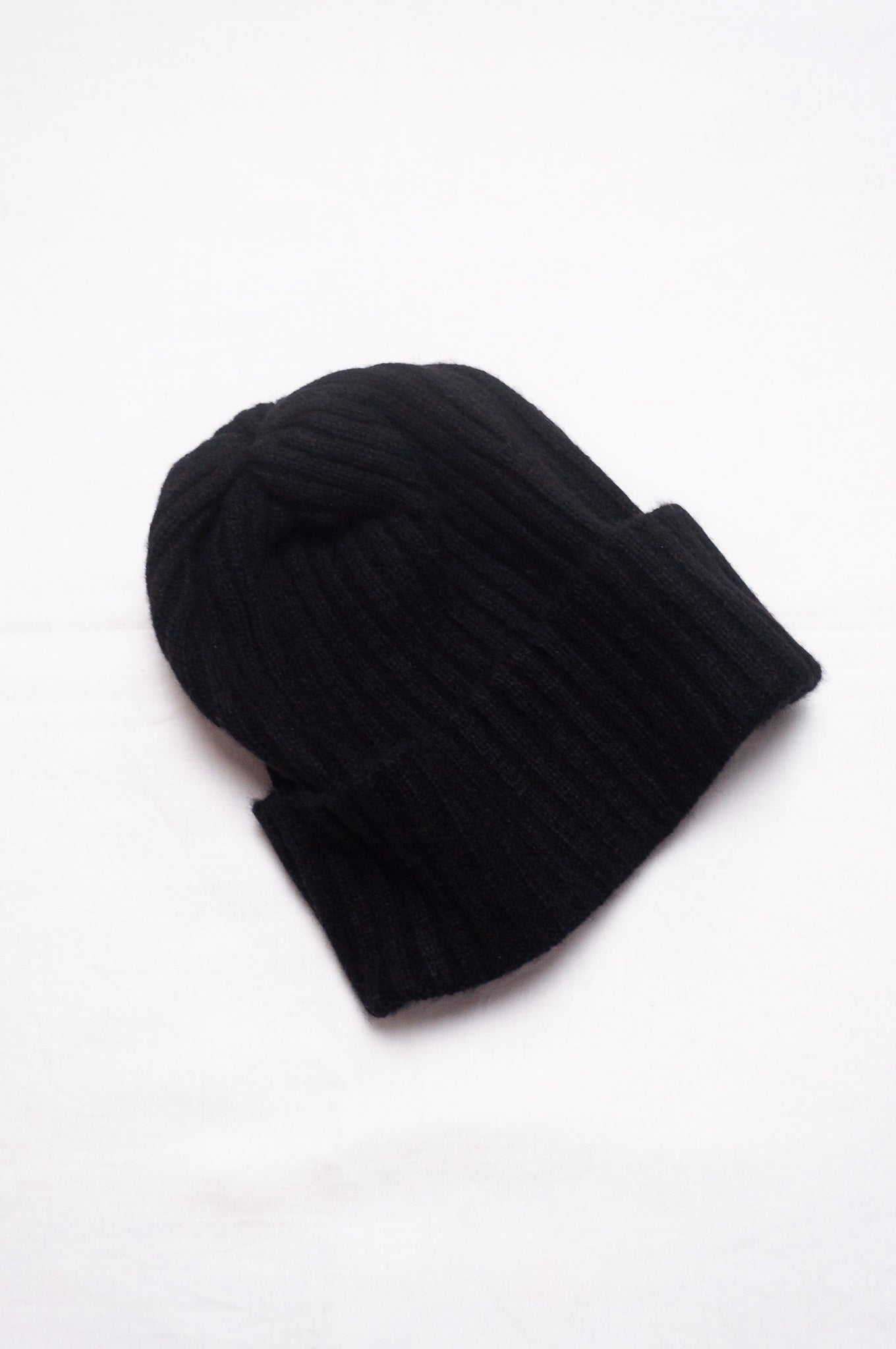 Ribbed cashmere knit beanie in black
