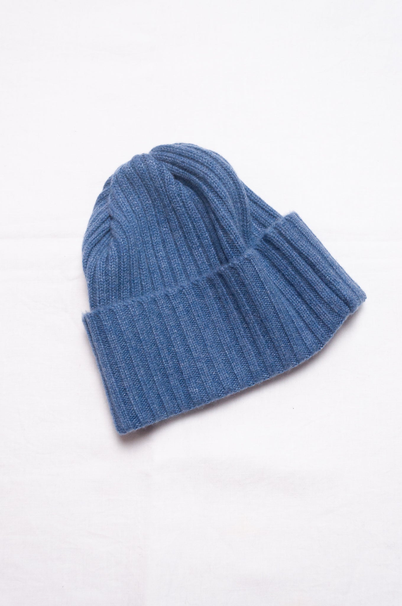 Ribbed cashmere knit beanie in denim blue.