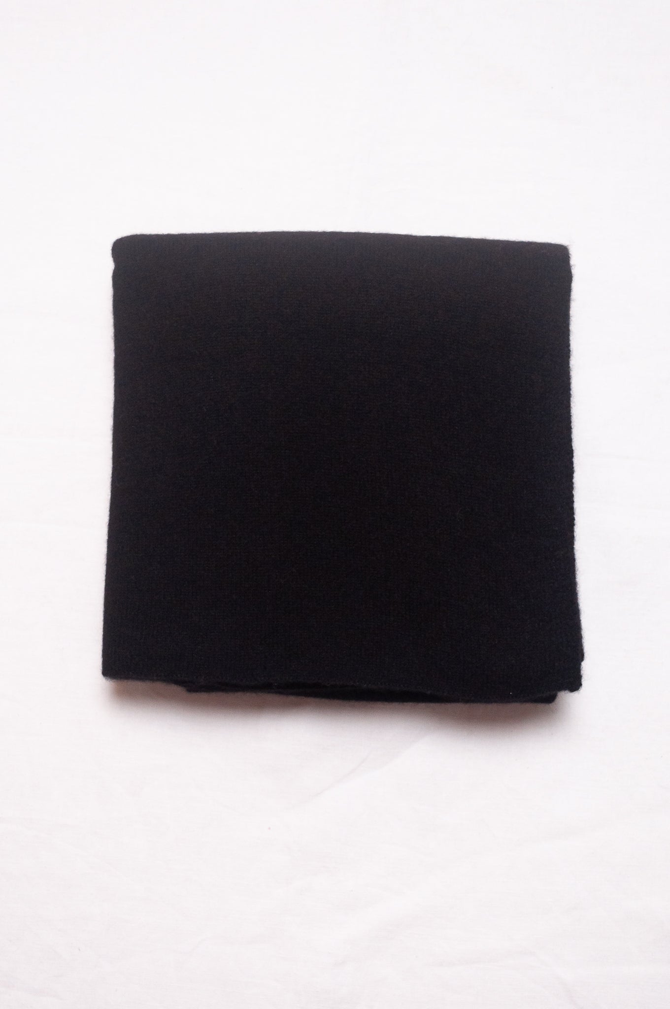 Juniper Hearth cosy cashmere scarf - noir