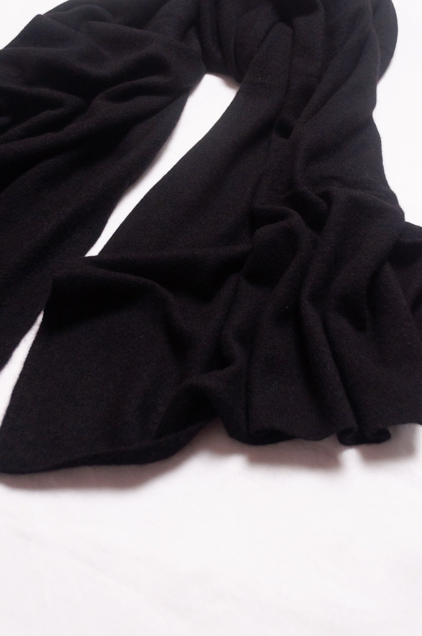 Juniper Hearth cosy cashmere scarf - noir