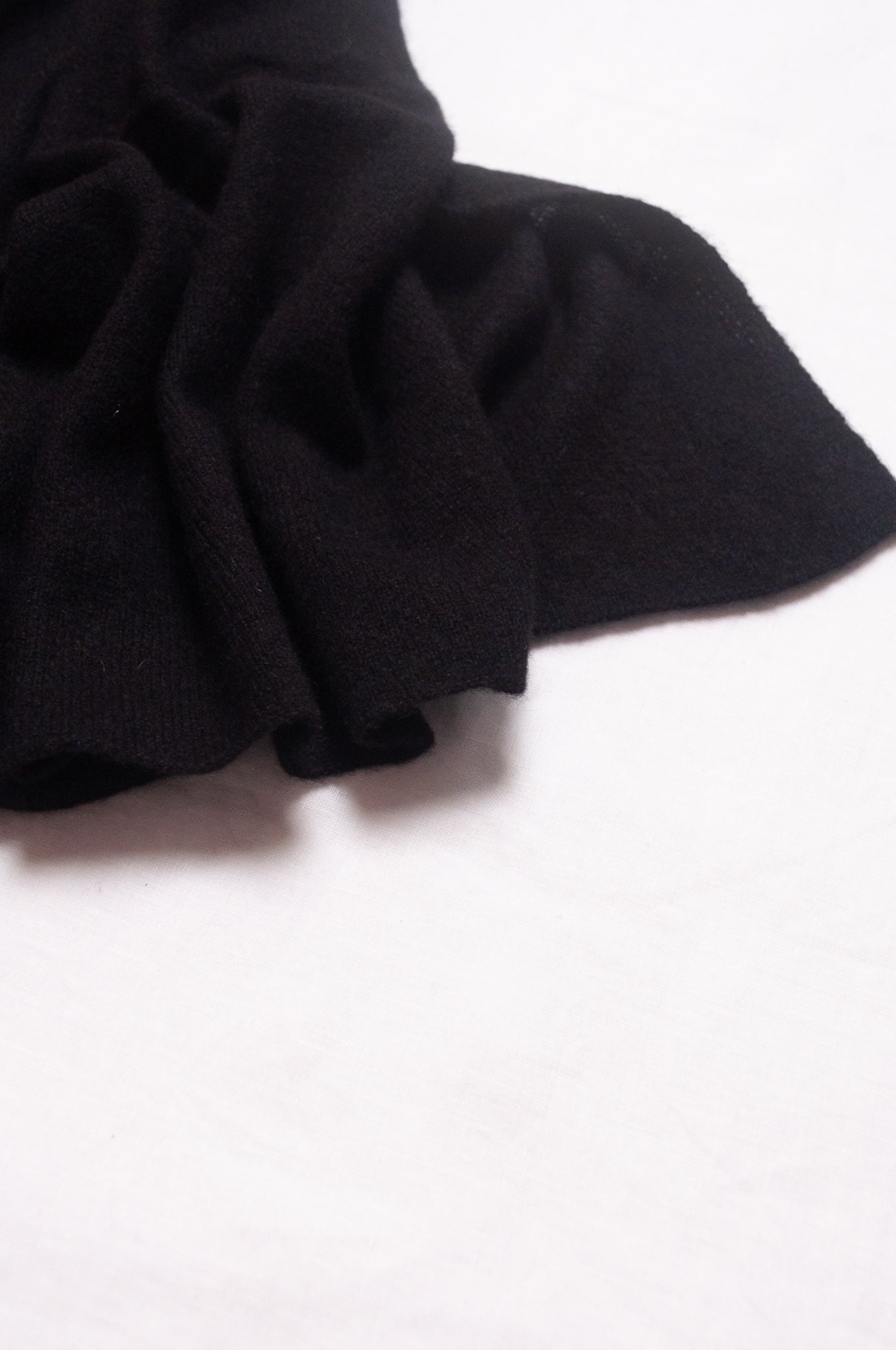Juniper Hearth cosy cashmere scarf - noir