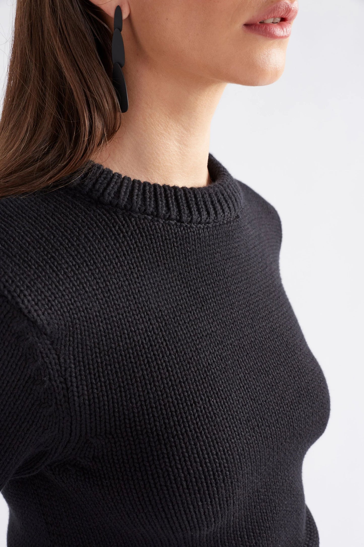 Elk organic cotton short sleeve Luft knit top in black.
