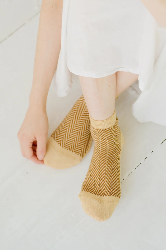 Memeri Giza cotton herringbone ankle socks in baumkuchen tan.