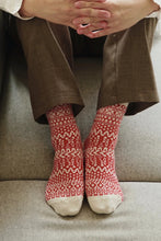 Load image into Gallery viewer, Nishigushi Kutsushita Oslo wool jacquard fairisle sock in Grey with vanilla pattern.