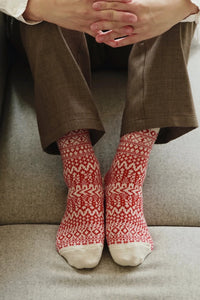 Nishigushi Kutsushita Oslo wool jacquard fairisle sock in Grey with vanilla pattern.