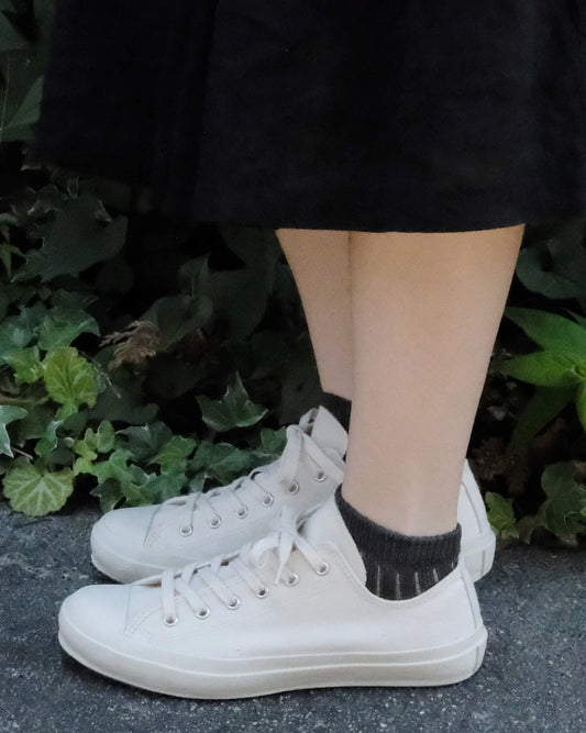 Nishiguchi Kutsushita linen cotton anklet in natural and charcoal.