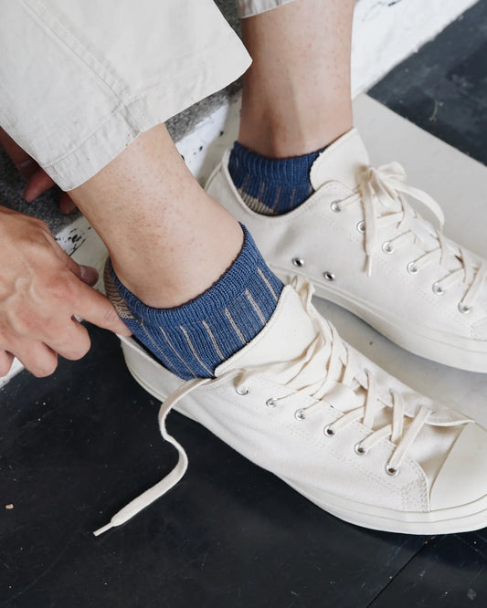 Nishiguchi Kutsushita linen cotton anklet in natural and denim blue.
