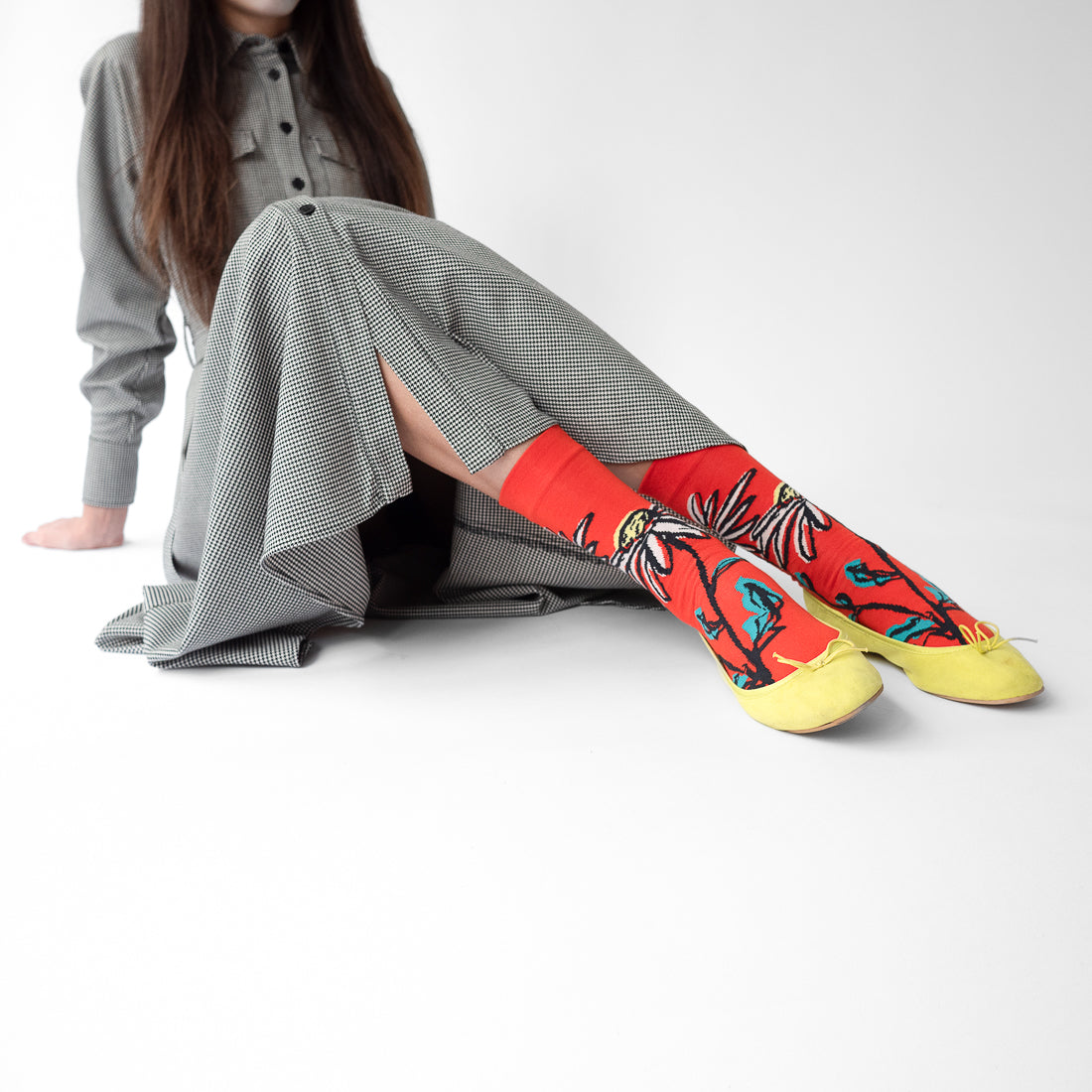 Bonne Maison vermilion flower cotton socks.