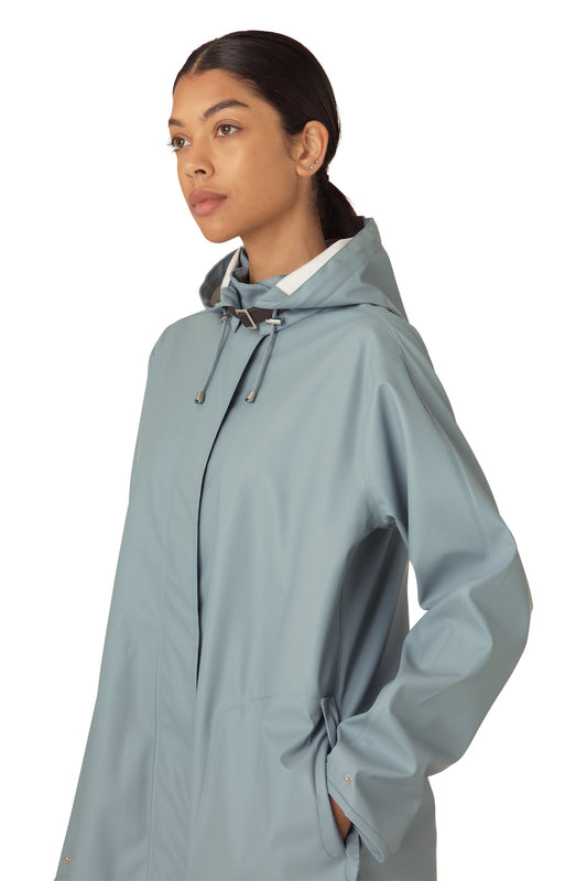 Ilse Jacobsen Rain71 classic raincoat with detachable hood in Blue cloud.