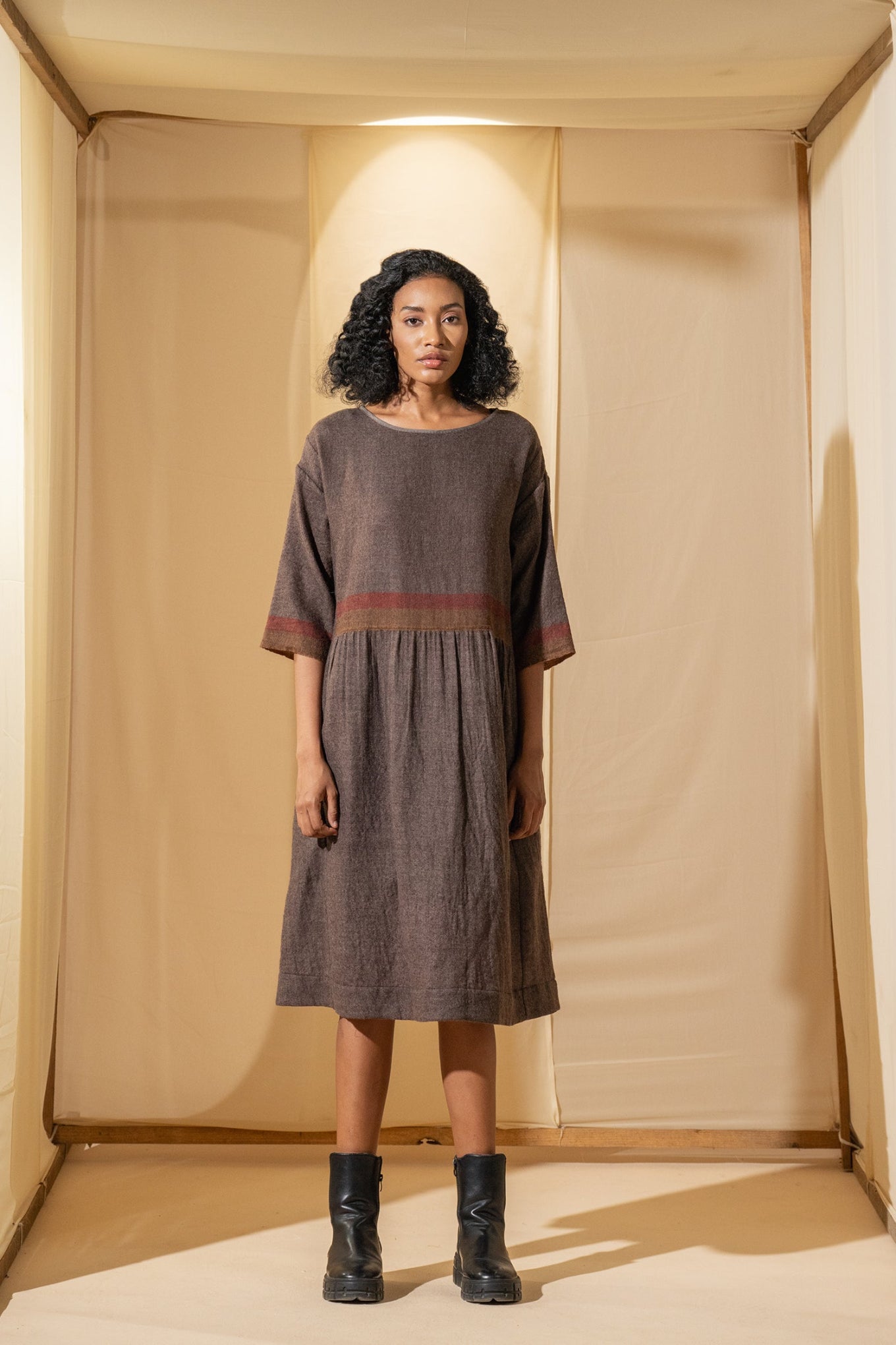 DVE Padma dress in pure wool, brown melange.