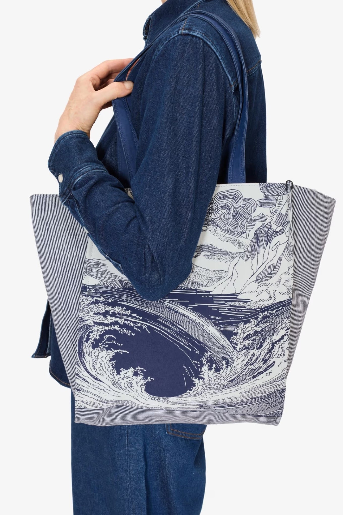 Inoui Editions cotton canvas tote bag with Batlhazar ocean print in navy and white.