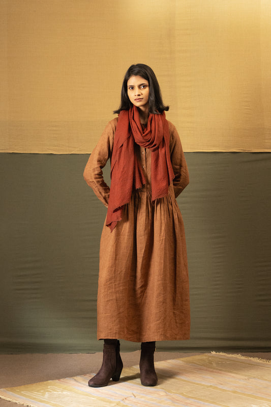 DVE Fine wool scarf in rust brown.
