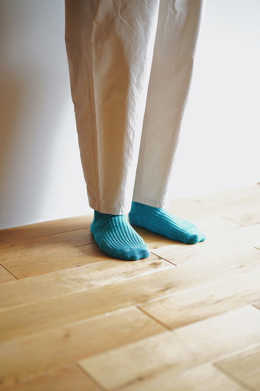 Nishiguchi Kutsushita Boston cotton and hemp socks in ocean blue.