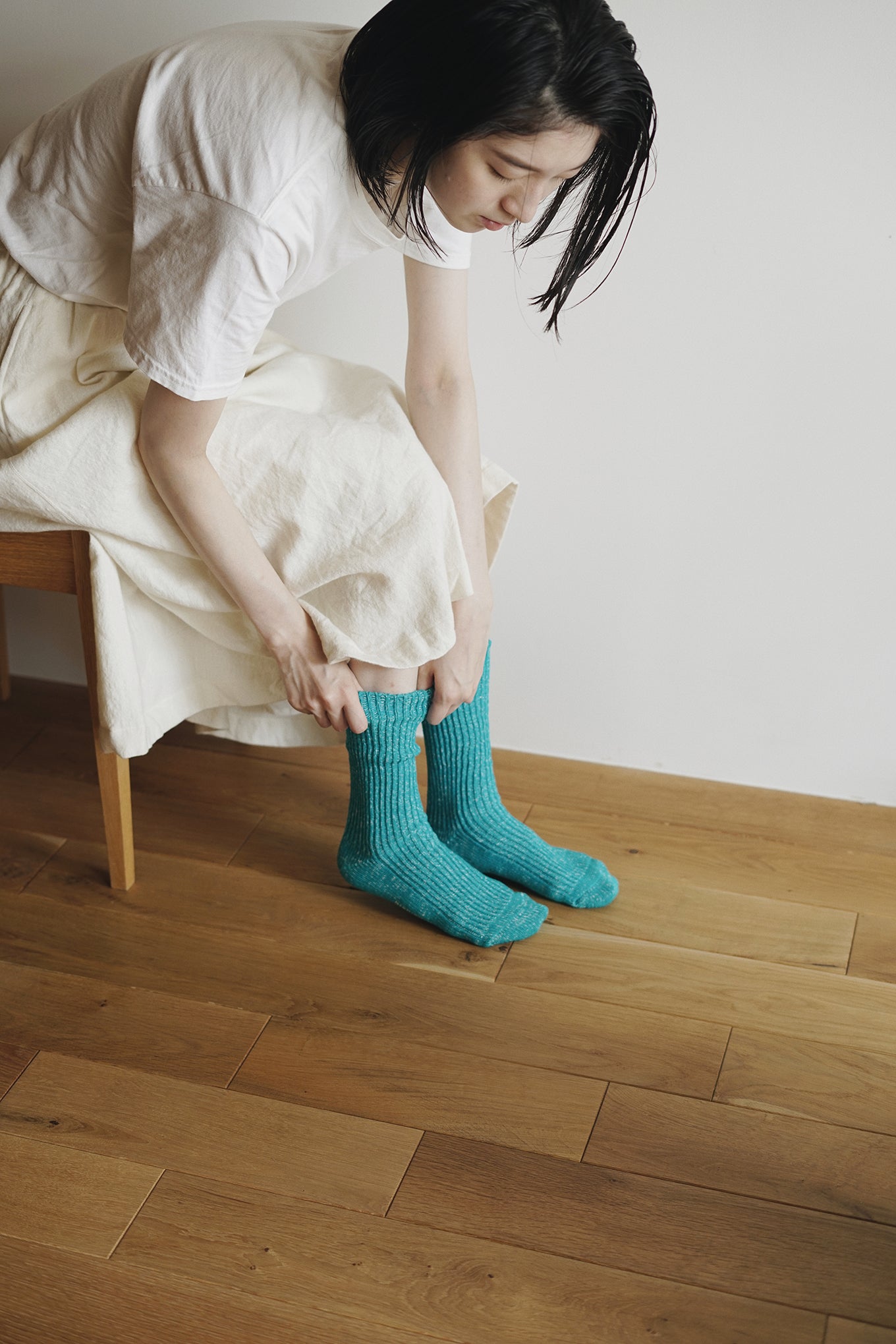 Nishiguchi Kutsushita Boston cotton and hemp socks in ocean blue.