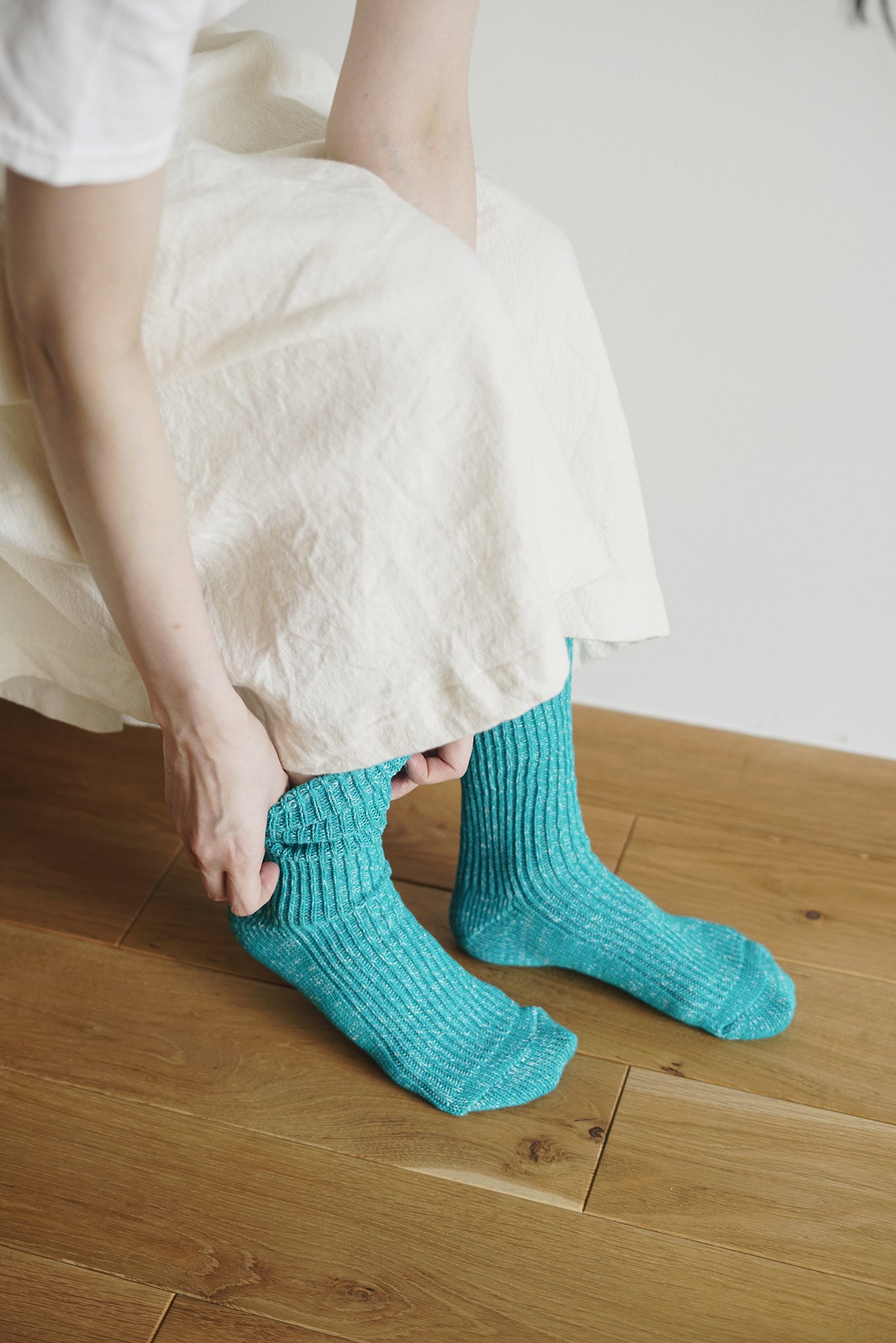 Nishiguchi Kutsushita Boston cotton and hemp socks in ocean blue.