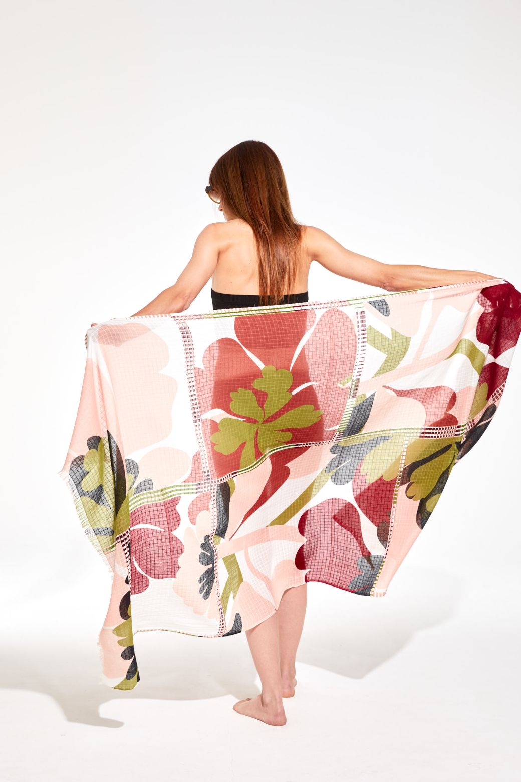 Ma Poesie handwoven scarf featuring giant flowers in pastel colours.