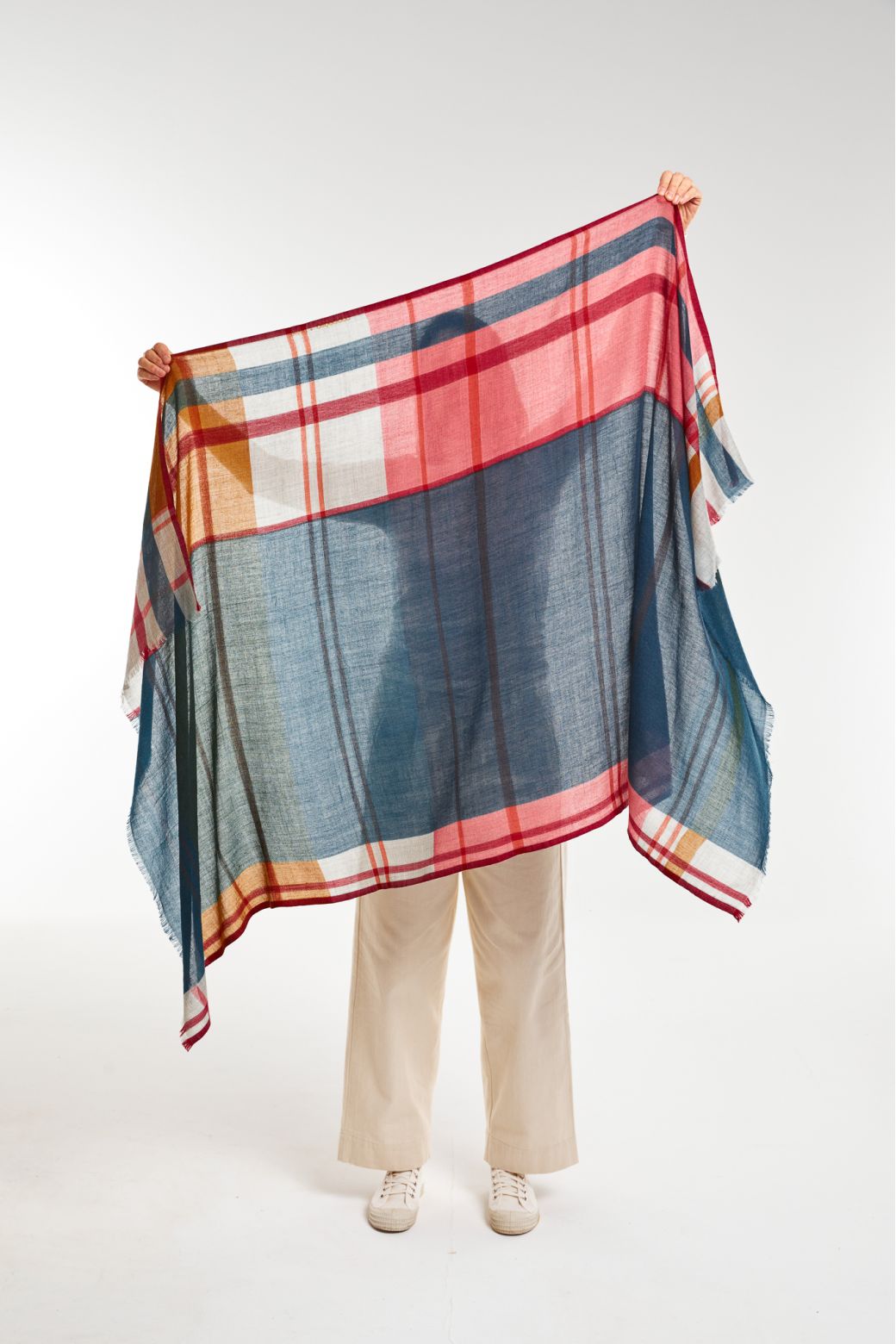 Ma Poesie fine wool scarf Divine in blush gris.