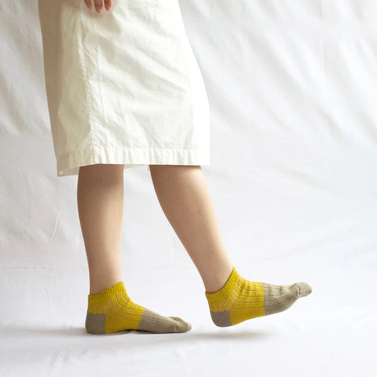 Nishiguchi Kutsushita linen cotton anklet in natural and yellow.