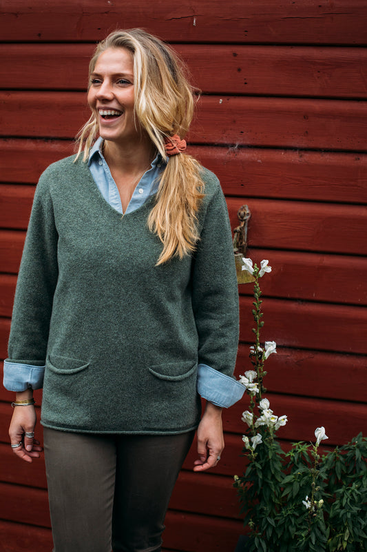 Eribe made in Scotland Corry V-neck sweater with pockets in Landscape green.