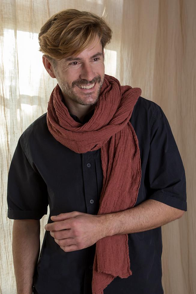 Couleur Chanvre ocre rouge red ochre hemp stole.