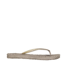 Load image into Gallery viewer, Ilse Jacobsen Cheerfuls flip flops rubber thongs with glitter straps in atmosphere, beige with soft gold glitter.