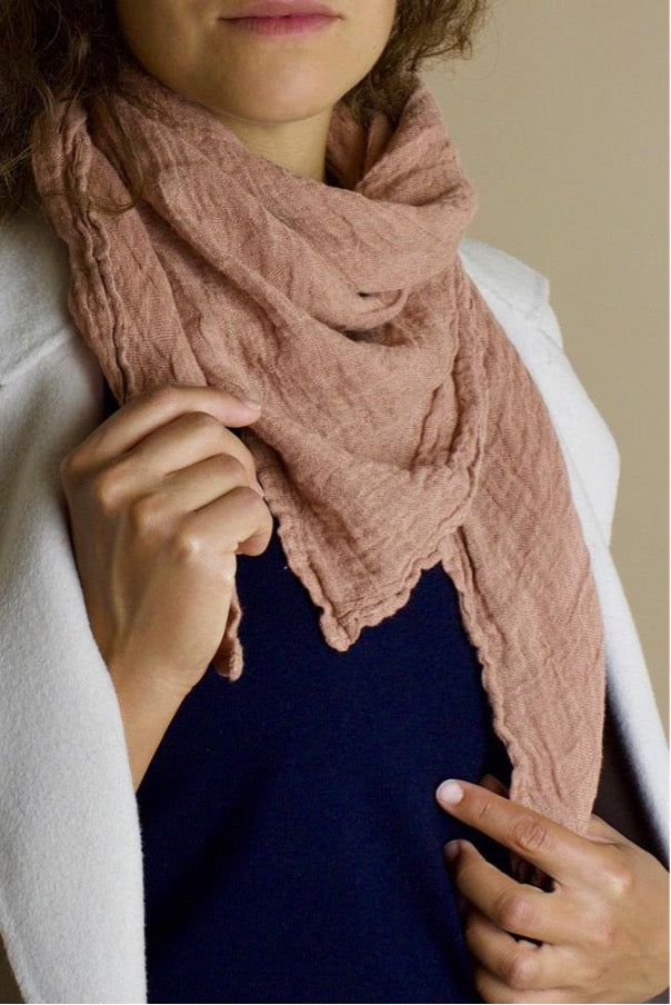 Couleur Chanvre pure hemp made in France carre sqaure scarf in rose des sables, rose pink, sand pink.
