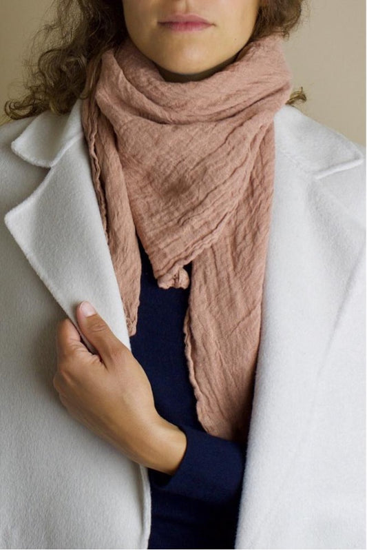 Couleur Chanvre pure hemp made in France carre sqaure scarf in rose des sables, rose pink, sand pink.