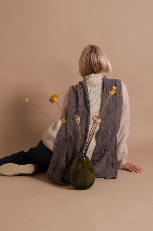 Couleur Chanvre pure hemp made in France carre long scarf in poivre gris, grey.