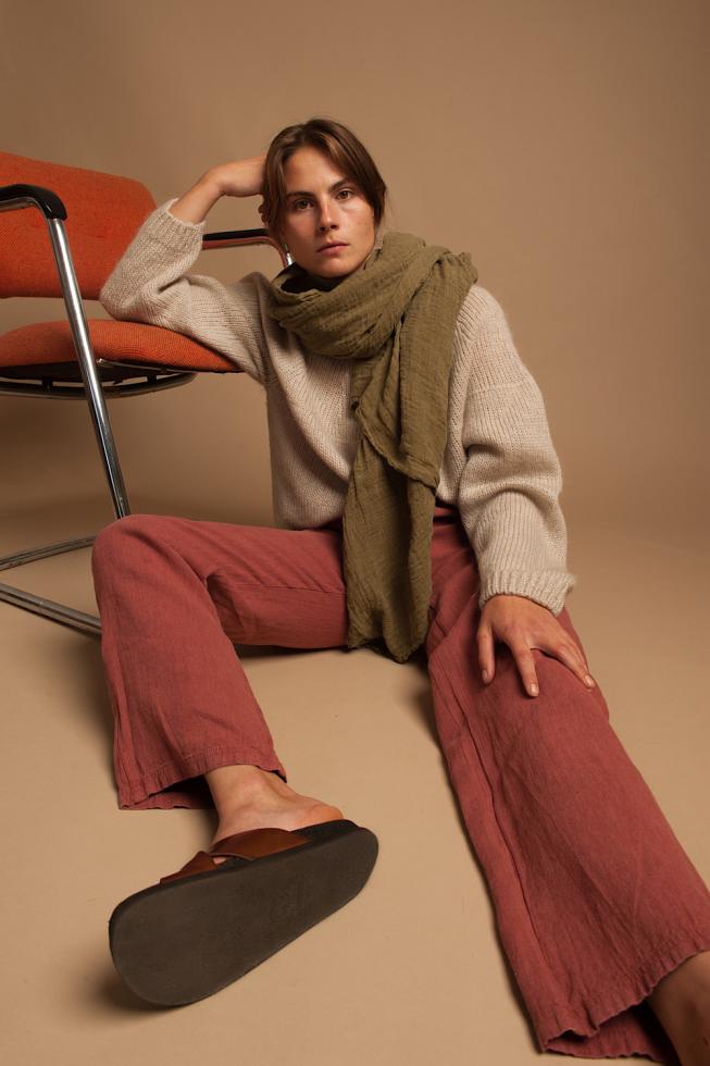 Couleur Chanvre made in France pure hemp stole in kaki, khaki olive green.