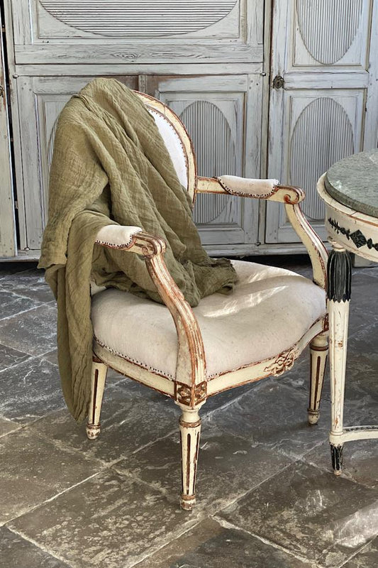 Couleur Chanvre made in France pure hemp stole in kaki, khaki olive green.