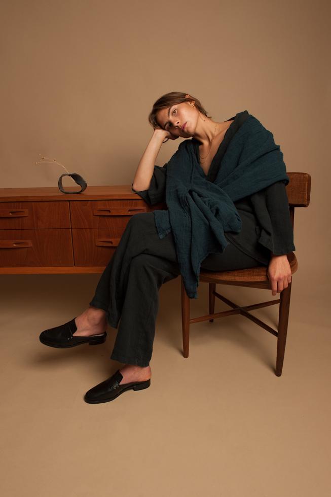 Couleur Chanvre pure hemp stole shawl wrap in bleu du Japon, navy blue, indigo.