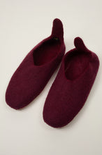 Load image into Gallery viewer, Wool felt slippers - burgundy pull ons