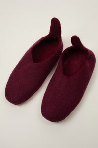 Wool felt slippers - burgundy pull ons