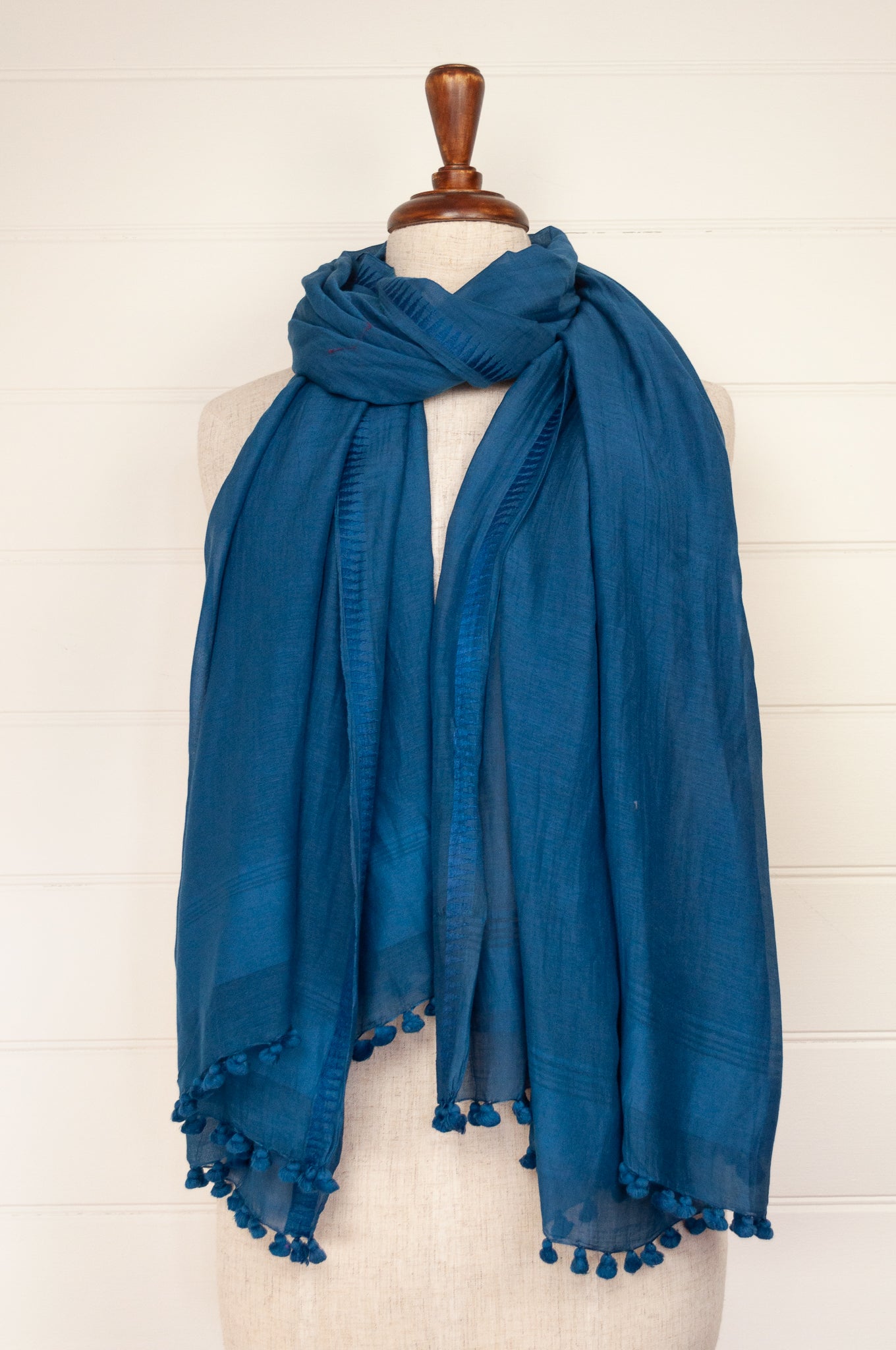 Silk and cotton scarf with pom poms in royal blue.