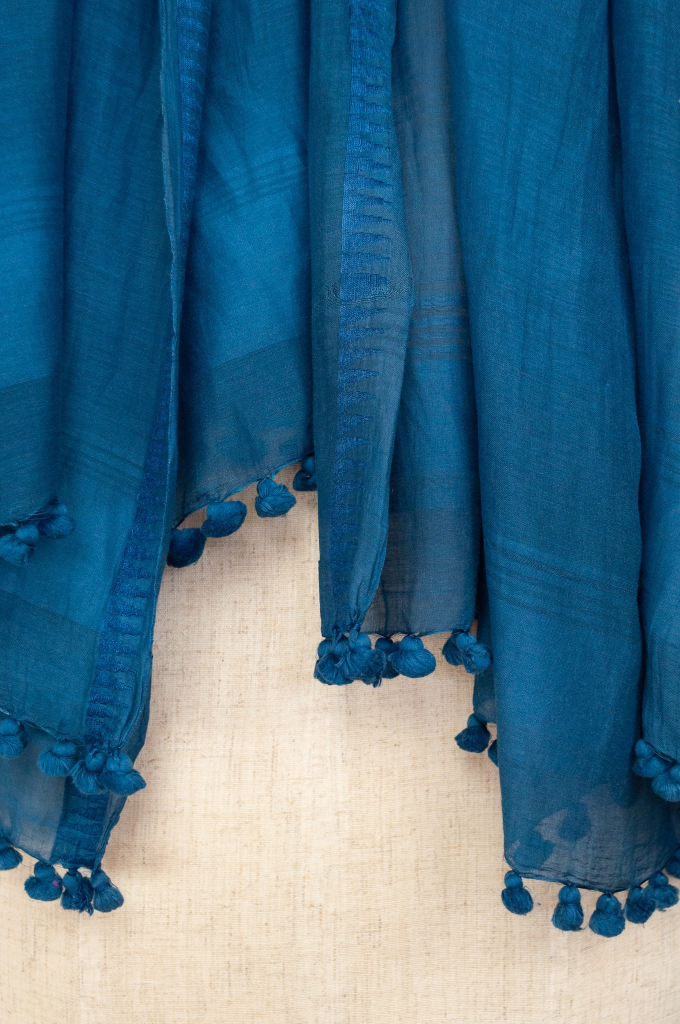 Silk and cotton scarf with pom poms in royal blue.