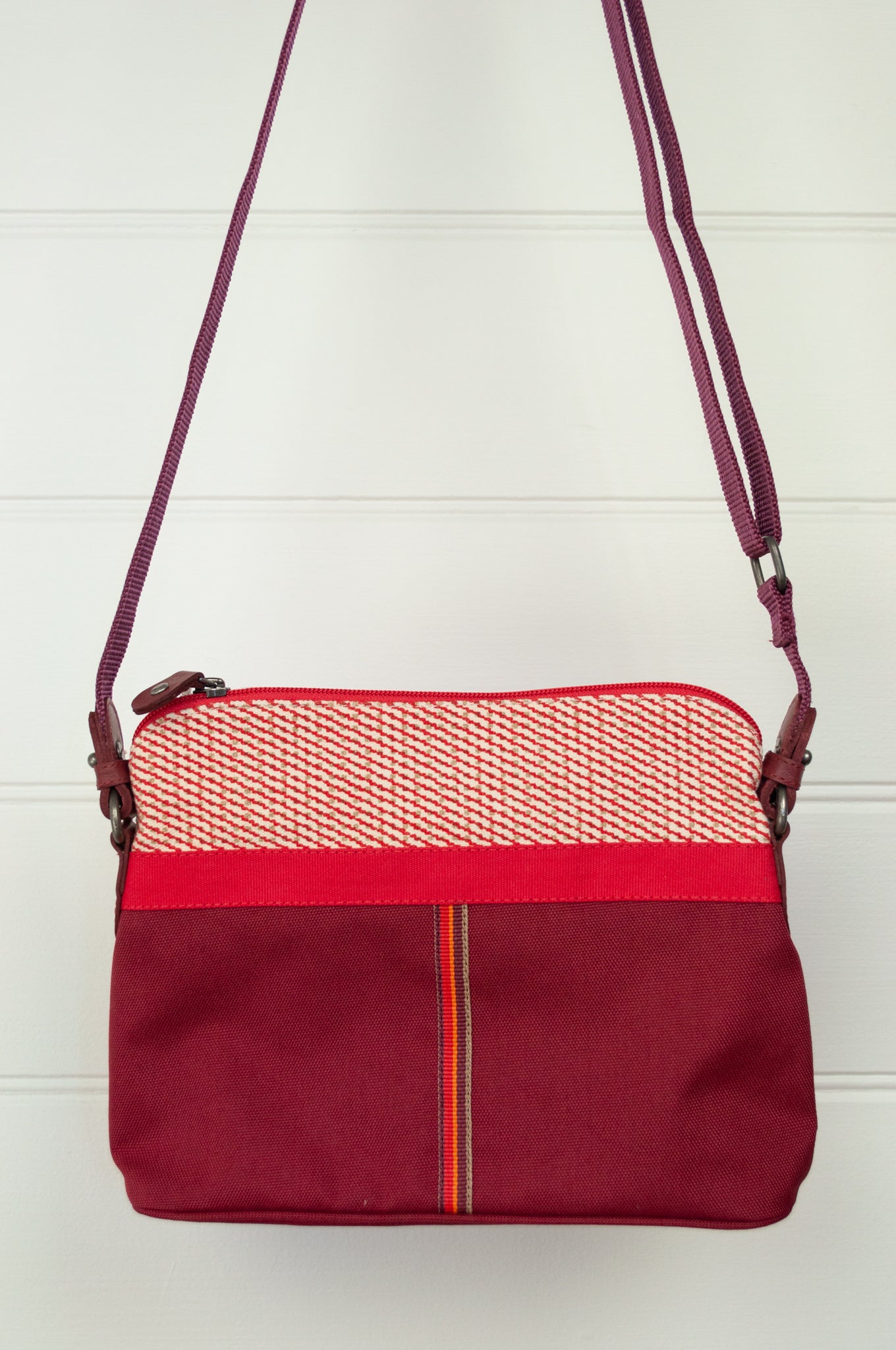 Anna Kaszer Paris Presto bag in Malva, compact size with flat base, red and ecru print print trim on deep red body, adjustable cross border shoulder strap.