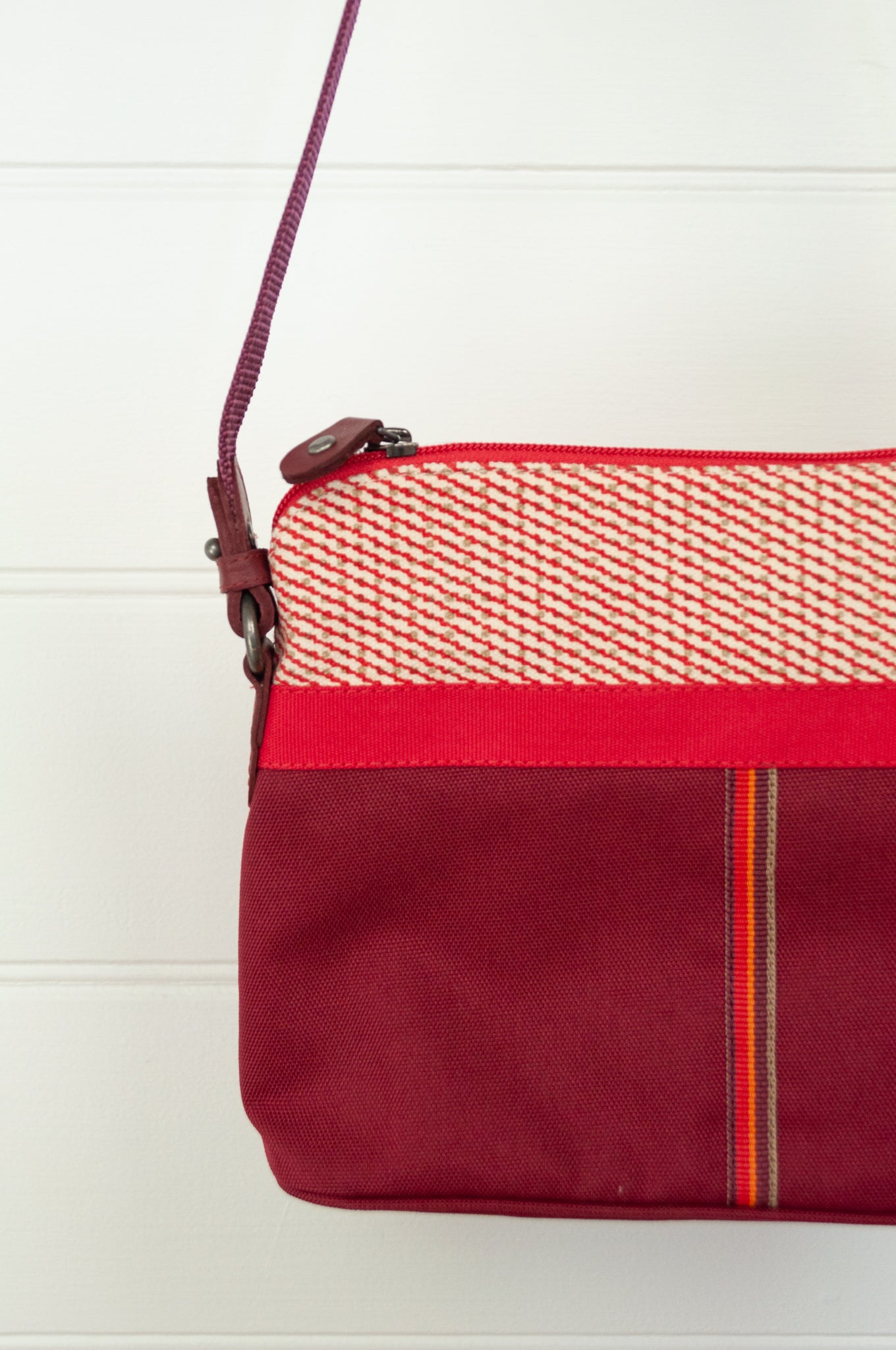 Anna Kaszer Paris Presto bag in Malva, compact size with flat base, red and ecru print print trim on deep red body, adjustable cross border shoulder strap.