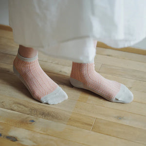 Memeri made in Japan coral pink and white herringbone pattern cotton socks.