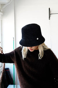 PCNQ Kate hat, winter bucket hat, knitted in black.
